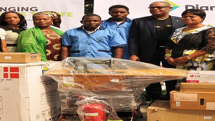 R –L : Deputy Governor, Lagos State, Princess Orelope Adefulire; Executive Director, Diamond Bank Plc; Mr. Victor Ezenwoko; Representatives of the students of the Lagos State Skills Acquisition Centres; Special Adviser, Office of the Deputy Governor, Mrs. Risikat Akiyode; and Head, Institutional Banking, Diamond Bank Plc, Mrs. Chizoma Okoli when officials of the Bank made a donation to the skill acquisition centres as part of the Diamond Bank Employee Volunteering Programme (EVP), recently.